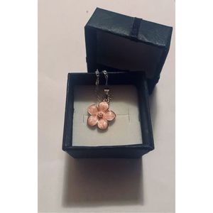 PRETTY PINK AND GOLD FLOWER NECKLACE